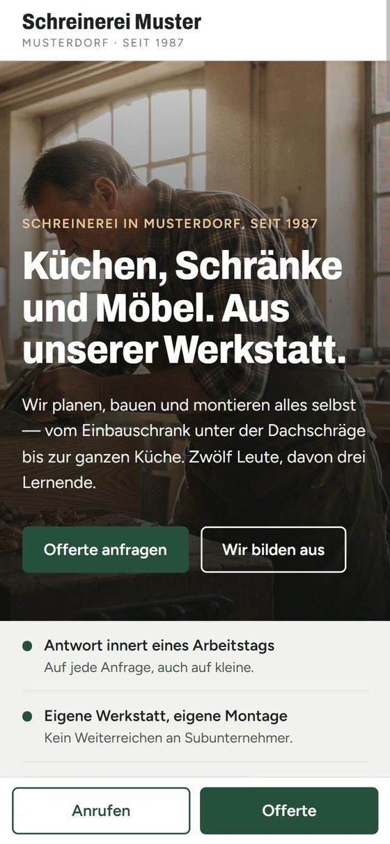 Dieselbe Beispielseite auf dem Handy, mit festen Knöpfen Anrufen und Offerte